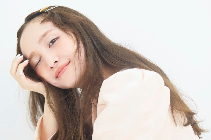 キラキラのグリーンパールで目元を飾る春メイク姿の百田夏菜子さん