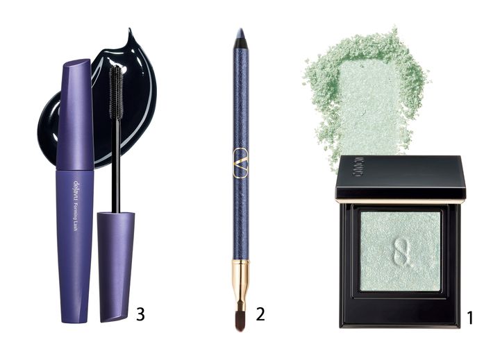 みずみずしいグリーンパールアイメイクに欠かせないアイメイクアイテム、SUQQUの「モノ ルック アイズ e L103 翠衣-SUIKOROMO」、ヴァレンティノの「カラーグラフ AZZURRO COLLEC TION マグネットブルー」、デジャヴュの「フォルミングラッシュ グロウブラック」。