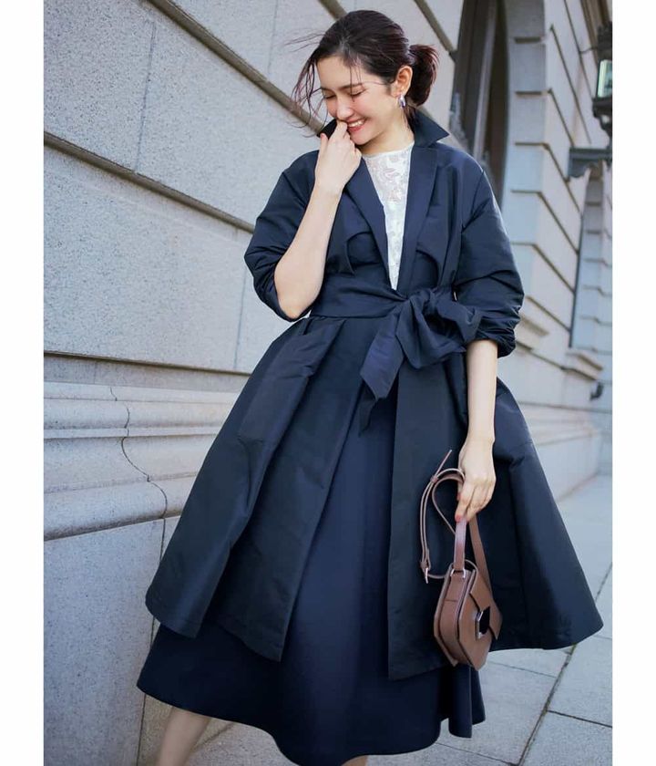 市川紗椰 レースブラウス ネイビーコート ネイビースカート 通勤コーデ