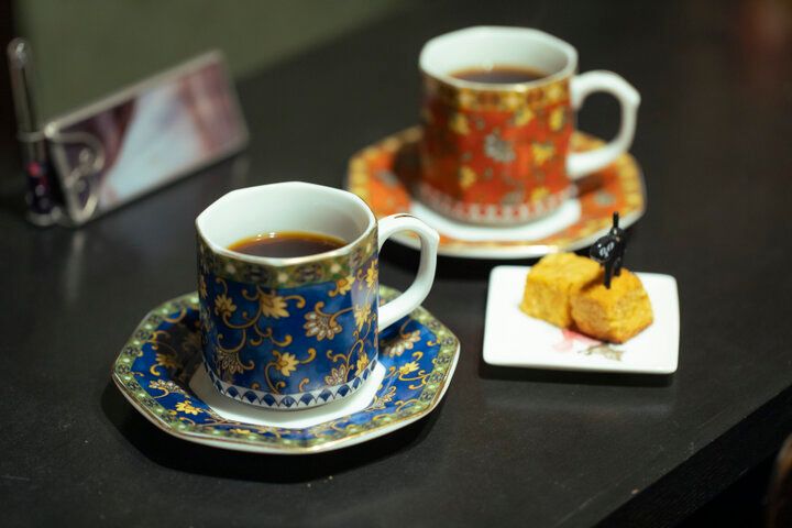 美しいコーヒーカップがずらり。古民家を改装した清澄白河の隠れ家カフェ「喫茶こくん」