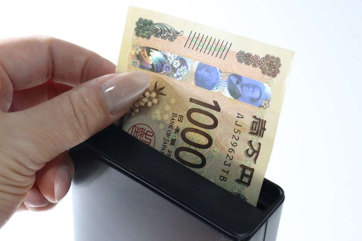 お札用貯金箱 蓋が開くタイプ 使用例