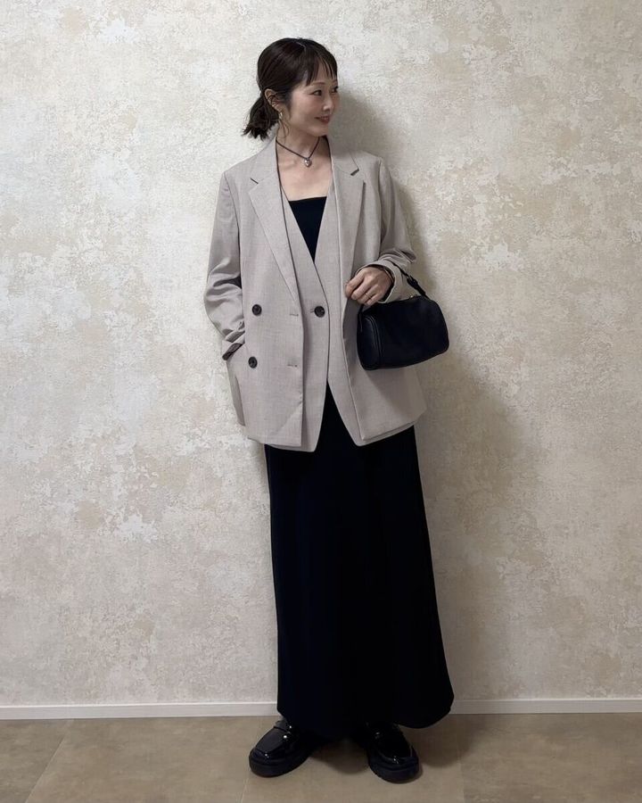 GUダブルブレストジャケット×ジレと黒ワンピースコーデ