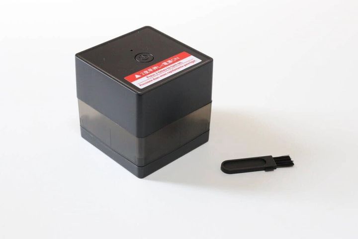 ダイソー 電動毛玉取り（スクエア、USB充電式）