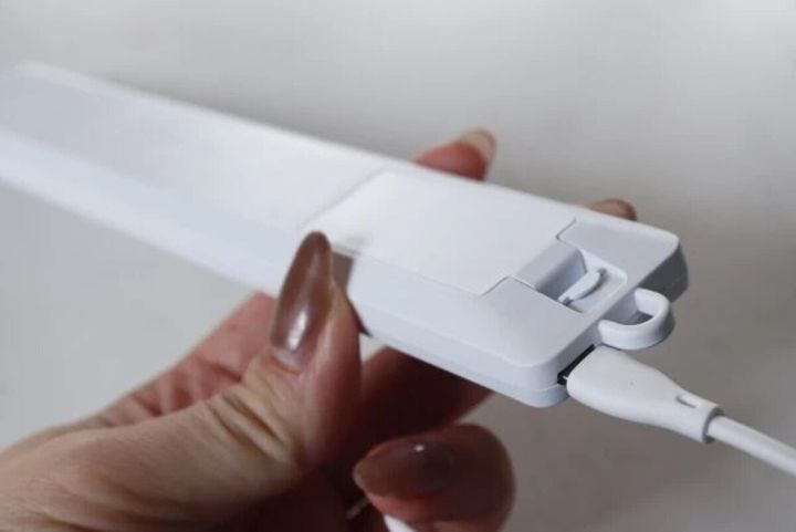 ダイソー デスクライト-USB／乾電池 両用- 使用例 手持ち