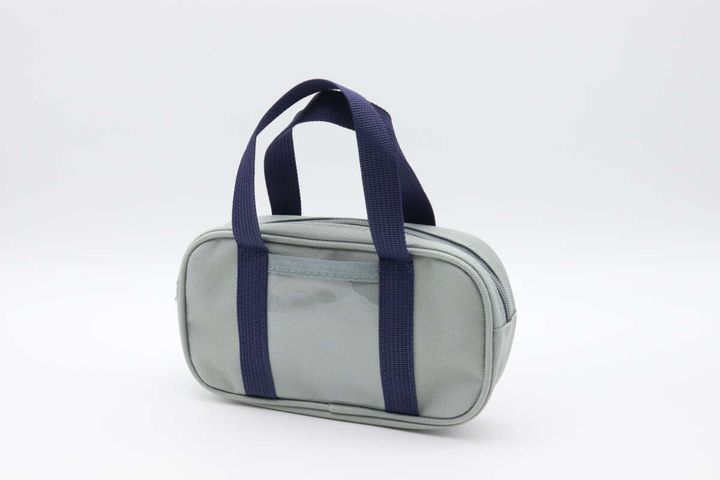 ダイソーの取手付ペンケースのグレー