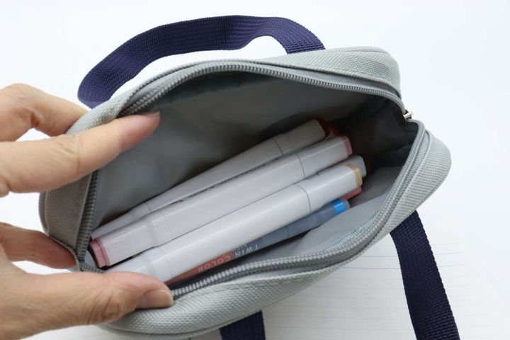 ダイソーの取手付ペンケースはたくさん収納できる