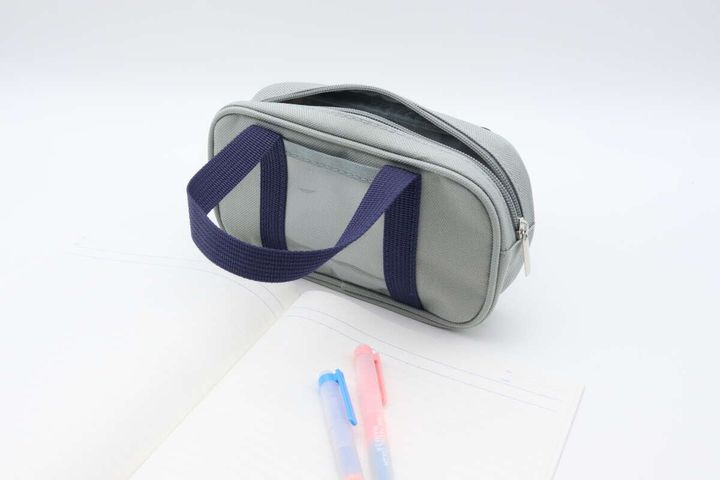 ダイソーの取手付ペンケースはスクバのミニチュアみたいなデザイン