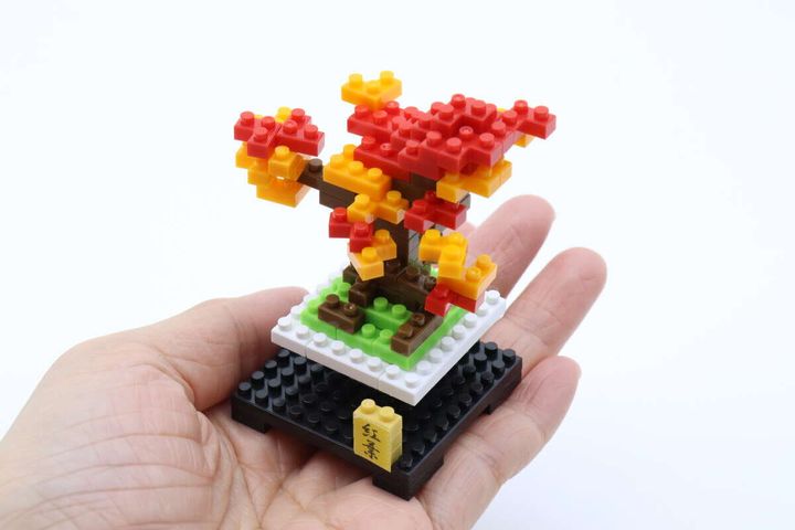 ダイソーのプチブロック 紅葉は小ぶりなサイズで飾りやすい