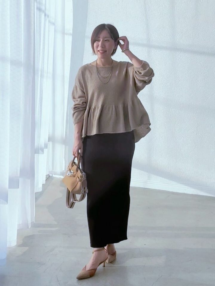 2026春大人女性黒Iラインスカートペプラムニットコーデ