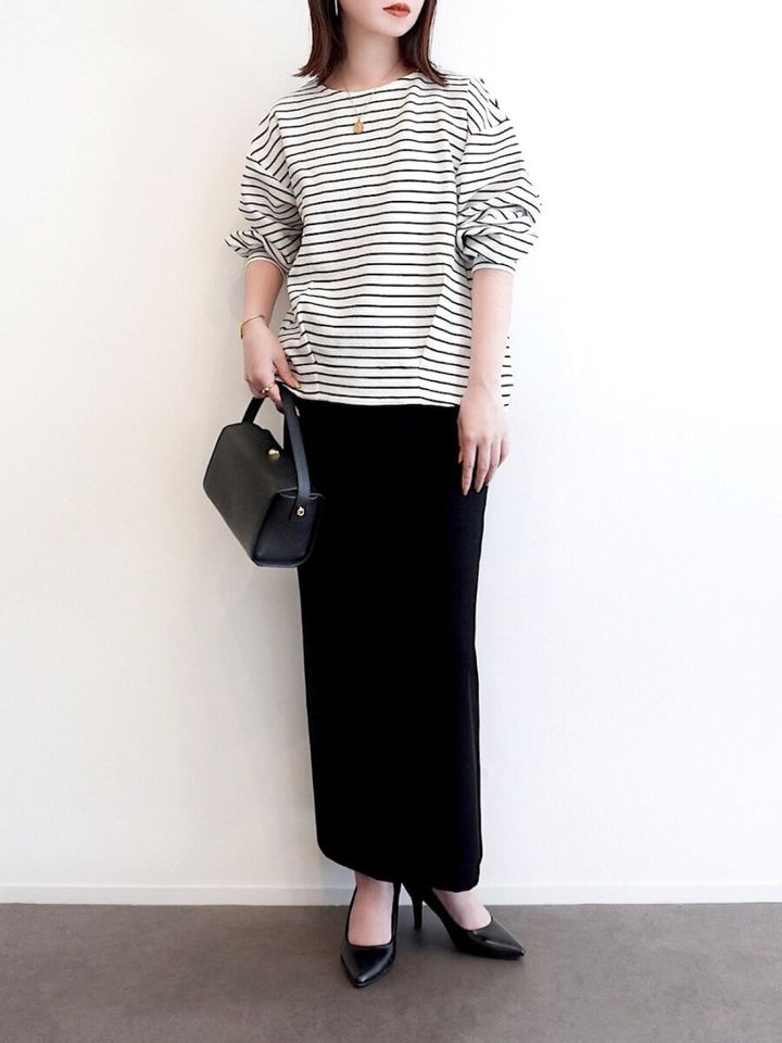 2026春大人女性黒Iラインスカートボーダーコーデ