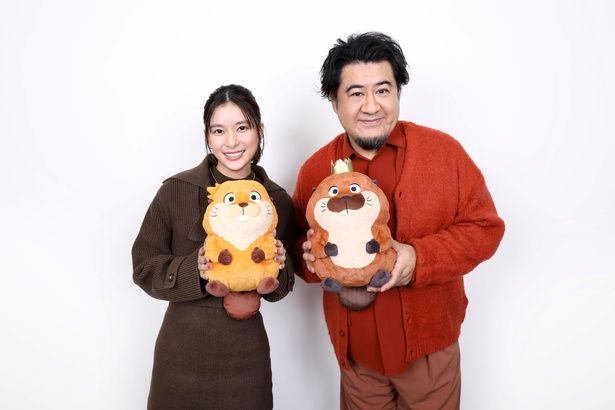 【写真を見る】ビーバーのぬいぐるみを手ににっこり。芳根京子＆小手伸也の微笑ましいツーショットを撮り下ろし！ 撮影/杉映貴子