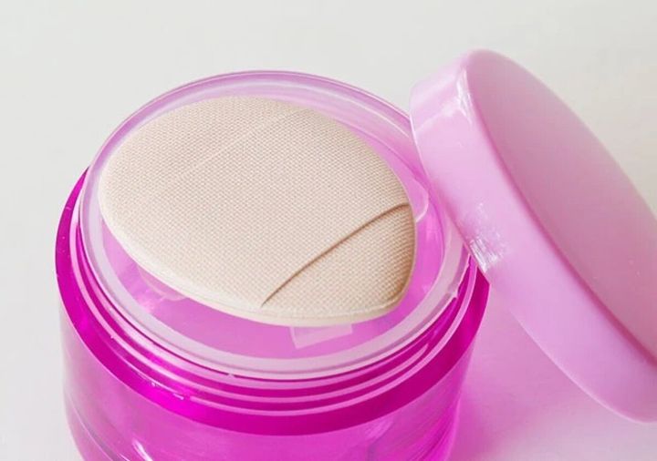 ダイソーのメイクアップパフ（ミニサイズ、4個、専用ケース付）を収納する