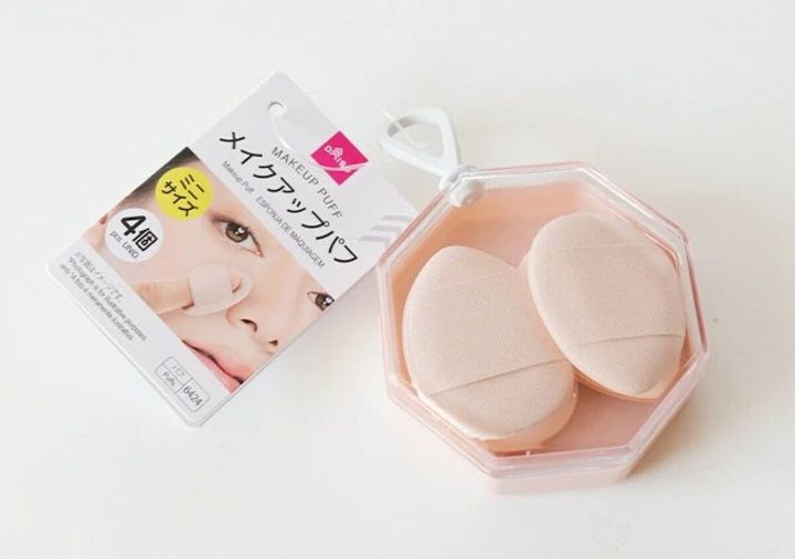 ダイソーのメイクアップパフ（ミニサイズ、4個、専用ケース付）のパッケージ