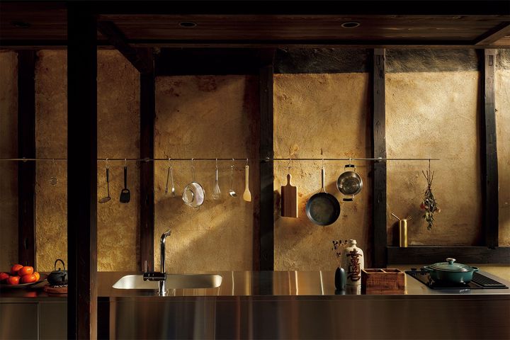 キッチンエリアでひときわ目を引くのが、ステンレス製のカウンターだ。4m弱の長さを持つこのカウンターはオーダーメイドで、地元の金属加工業者、コンブ金物店によって作られたもの。調理器具は、カウンター後方に吊るした金属製のバーにかけられている。