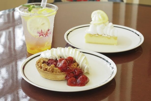 チェリーパイ(手前)、NYチーズケーキ 〜レモン&スモア〜(奥右)、スタジオ・スターズ・レモネード(奥左)