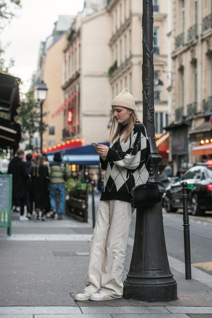 少し肌寒い春の始まりにぴったり！ホワイトをベースにしたモノトーンコーデ