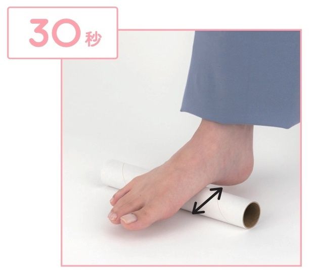 足裏をラップの芯でほぐす （C）山内まや／KADOKAWA