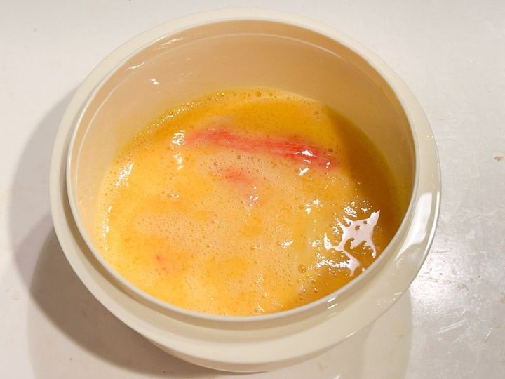 容器（大）に卵、ごま油、かにかまを入れる