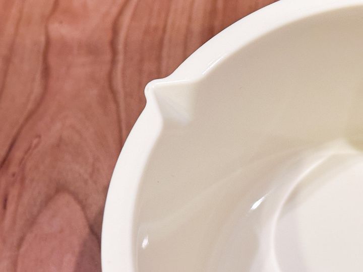 容器（小）の注ぎ口