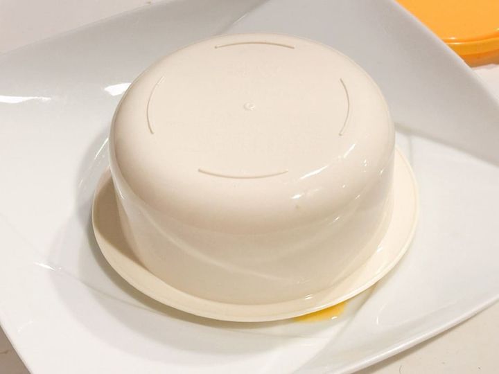 容器（大）の上にお皿を載せて上下ひっくり返すと簡単に取り出せる