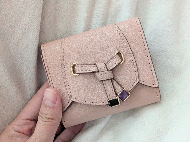 VIS フラワーカット財布ミニ ピンク 前面 リボンモチーフ・スタッズ アップ