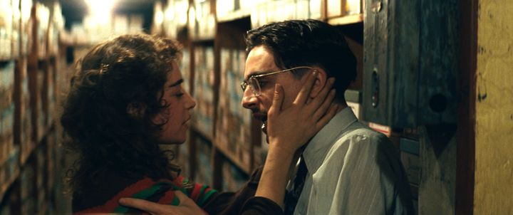 マーティ（T・シャラメ）は人妻のレイチェル（オデッサ・アザイオン）と不倫恋愛中