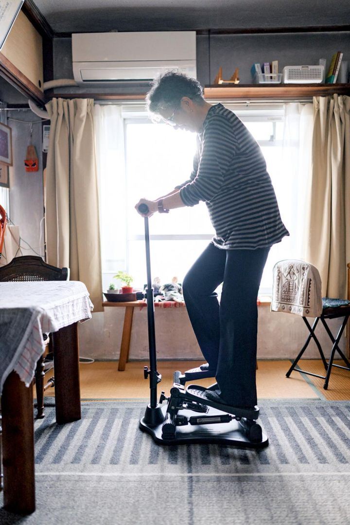 テレビショッピングでピンときて購入した、健康ステッパー。踏むとなかなか重く、1分でも続けると、いい運動になったと思えます。