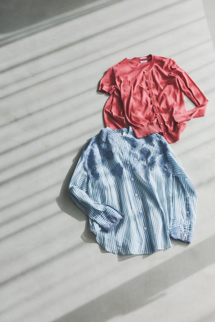 上から・半袖ニット¥129,800、カーディガン¥154,000／ともにマーロ、ブラウス¥135,300／エルマンノ フィレンツェ（すべてウールン商会）