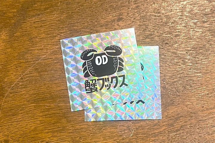 「蟹ブックスロゴ・ホログラムステッカー」330円