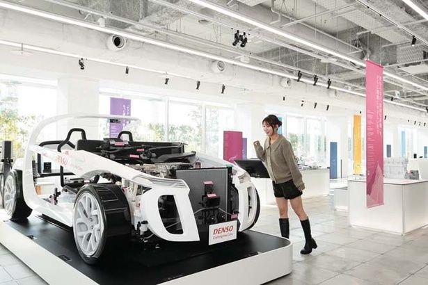 「電気自動車の構造ってこうなってるんだ！」(青木さん) 撮影＝EDWARD.K