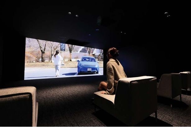 「未来の暮らしってすごい‼早く実現するといいなぁ…！」(青木さん) 撮影＝EDWARD.K