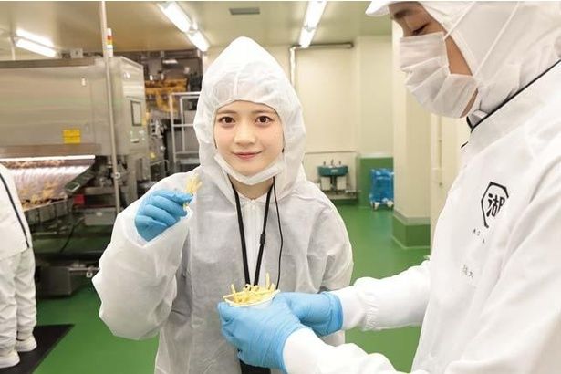 坂本さんも最終確認をさせてもらった。「味付け前の素揚げポテトもおいしい！」(坂本さん) 撮影＝EDWARD.K