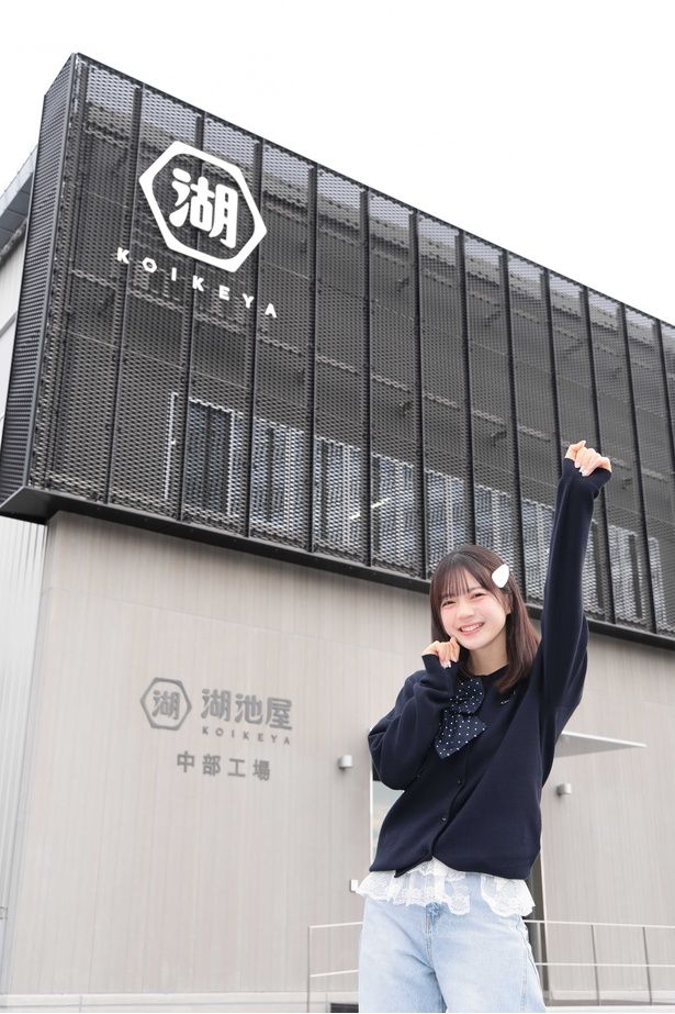 「巨大工場にワクワクが止まらない♪」(坂本さん) 撮影＝EDWARD.K