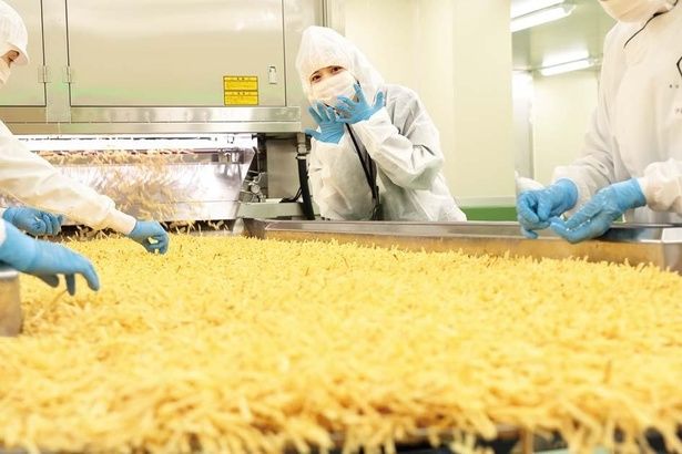 この日製造していたのは湖池屋のロングセラー、カラムーチョ。製品サイズにカットし、180℃前後の油で揚げる 撮影＝EDWARD.K