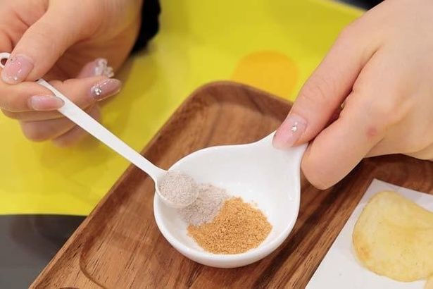 うまみ塩を2杯、好きなフレーバー2種類をそれぞれ2杯ずつ入れる 撮影＝EDWARD.K