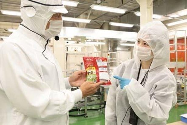 中部工場で製造された商品には、パッケージの裏面に＋Gの印字がある。「ここに＋Gの印字があるんですね！」(坂本さん) 撮影＝EDWARD.K