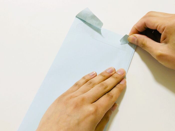 封筒を〈ハサミを使わず素手で〉キレイに開ける方法！ちょっとしたコツで簡単にできますよ♪