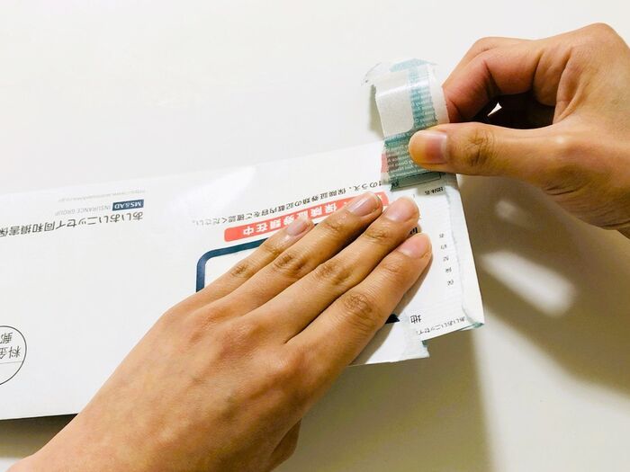 封筒を〈ハサミを使わず素手で〉キレイに開ける方法！ちょっとしたコツで簡単にできますよ♪