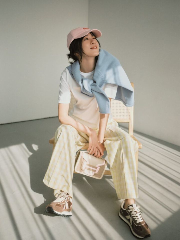 白Tで抜け感を作ってさわやかに大人っぽく装う