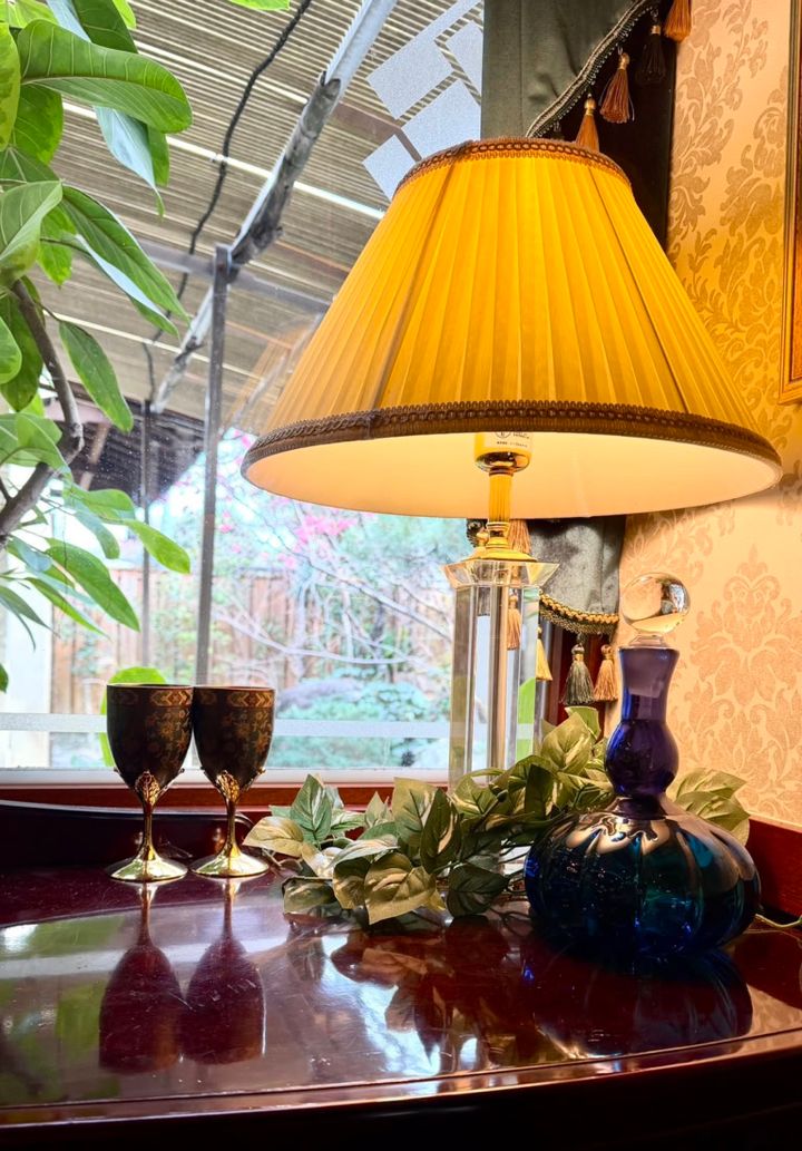 「さくら茶寮」のアンティーク調の家具