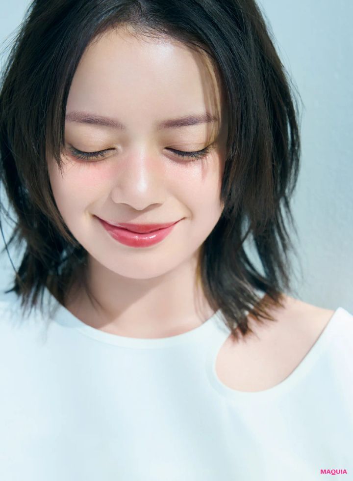 「透けるツヤレッド」で立体感あるヘルシーメイク