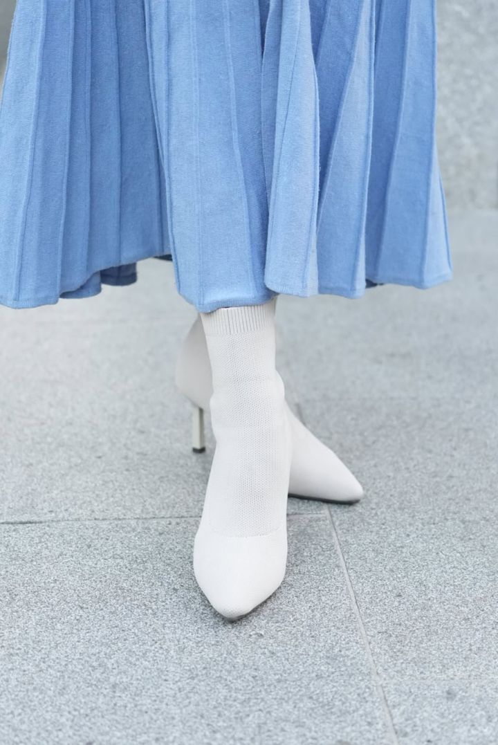 クリーンで、綺麗なフォルムが際立つニットブーツ