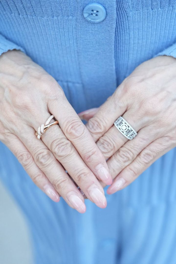 ジュエリーはダイヤモンドで統一感を持たせたゴールド×ホワイトのミックスコーディネート