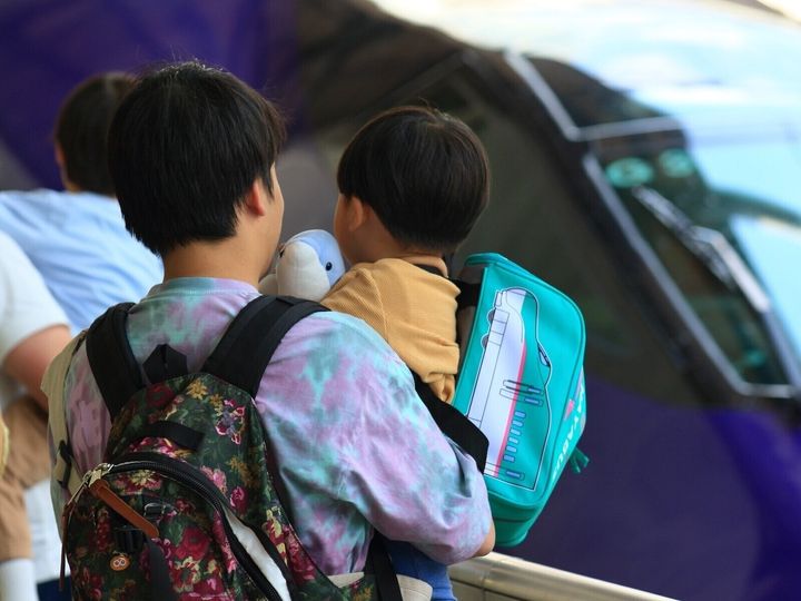 鉄道が大好きな夫と10歳の息子。あちこちの鉄道に一緒に乗りに行き仲よくしていたのだが、ここ数年で息子の知識が夫を超えると夫の態度がおかしくなり……。「子どもと同じ目線」なのはいいが、10歳より幼い夫に妻は困惑している。※サムネイル画像：PIXTA