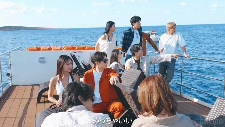 【写真・画像】元AKB48、一つの浮き輪で元JR駅員の体の上にピタリ密着！ 水着姿での刺激的すぎる戯れに「おいおいおい！」「男の最終形」の声 2枚目