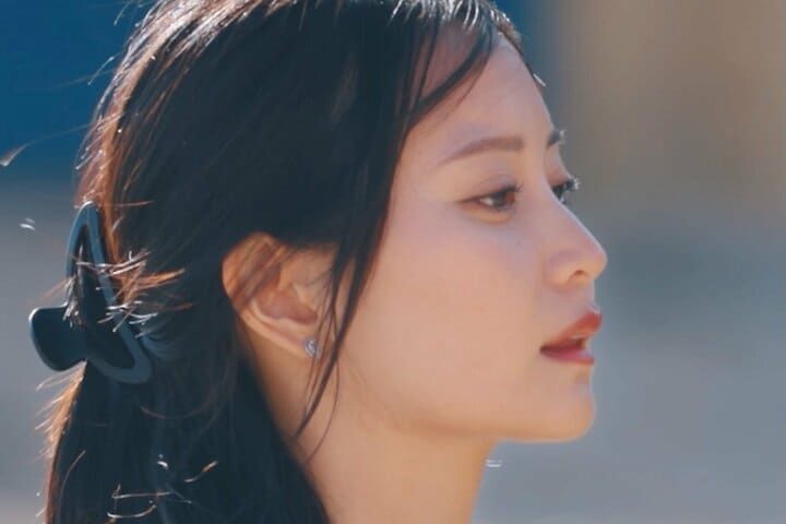 【写真・画像】元AKB48、一つの浮き輪で元JR駅員の体の上にピタリ密着！ 水着姿での刺激的すぎる戯れに「おいおいおい！」「男の最終形」の声 1枚目