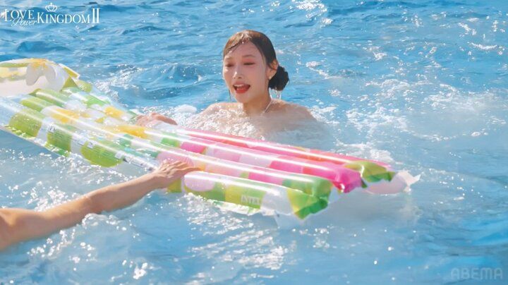 【写真・画像】穴あき水着の“わがままボディ”27歳美女、びしょ濡れ姿に「すげぇなこれ」の声 3枚目