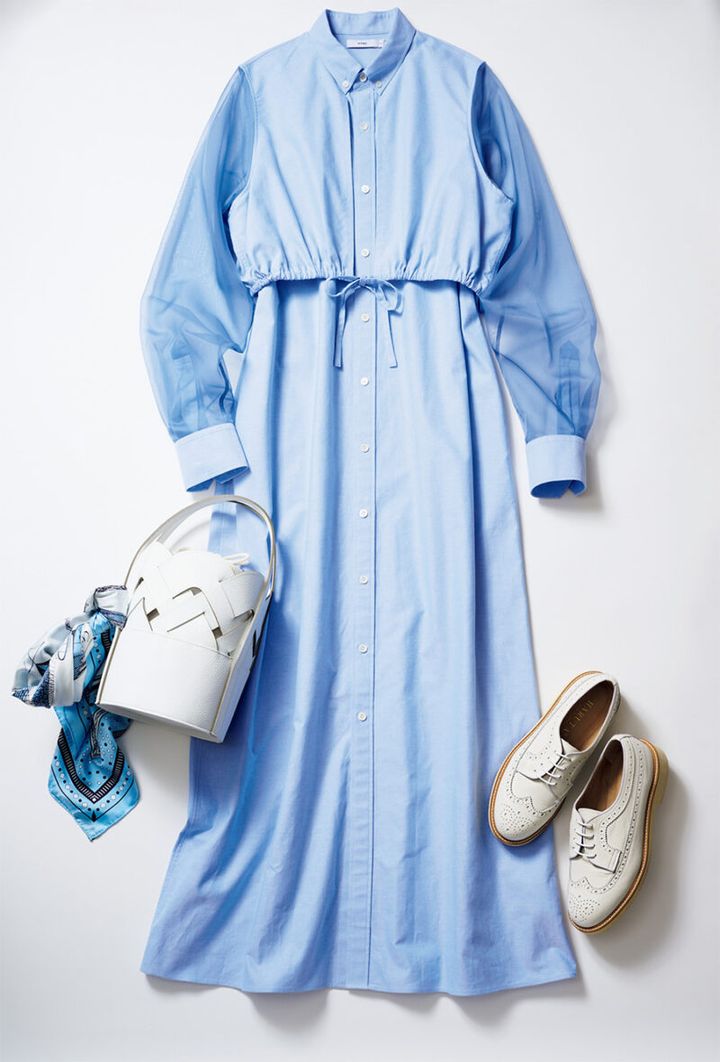 シューズ￥15,400／ハルタ、ワンピース￥49,500 ／ハイク（ボウルズ）、バッグ￥41,800 ／銀座ヨシノヤ、スカーフ￥22,000 ／マニプリ