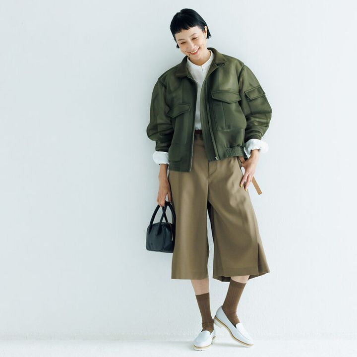 スリッポン￥41,800／銀座ヨシノヤ、ブルゾン￥68,200、パンツ￥50,600／ともにハイク（ボウルズ）、シャツ￥25,300 ／ティッカ、バッグ￥37,400／モフィオラ（アマン）、ソックス￥3,630／パンセレラ（真下商事）、ベルト￥13,200／レフィエ（フラッパーズ）、ピアス￥38,500 ／テッド・ミューリング（カ ジツ）