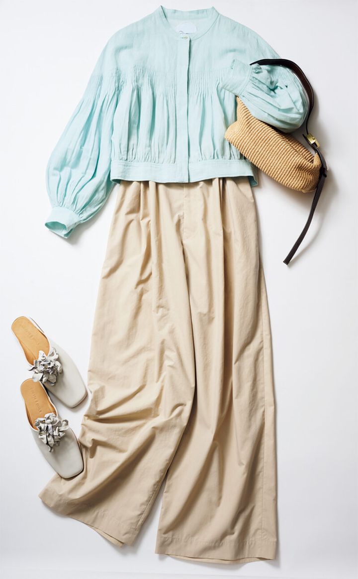 バブーシュ（コサージュは着脱可）￥22,000／オデット エ オディール（オデット エ オディール 新宿店）、ブラウス￥49,500 ／フィータ、パンツ￥33,990 ／アストラット（エ ディット ユナイテッドアローズ 梅田店）、バッグ￥35,200／オルセット（オルサ）